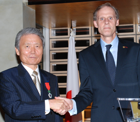 クリスチャン・マセ駐日フランス共和国特命全権大使（右）から 勲章を授与された榊原会長（左）