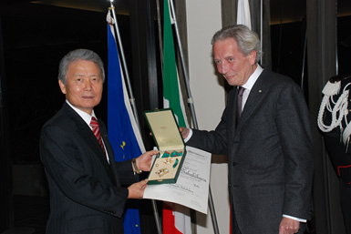 イタリア共和国特命全権大使ドメニコ・ジョルジ閣下から勲章を授与された榊原定征（左）