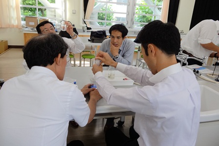熱心にろ過実験をする先生方
