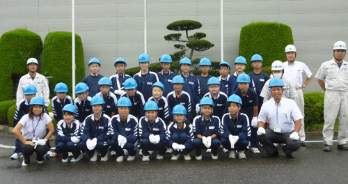 ヘルメットと軍手を着用して集合写真