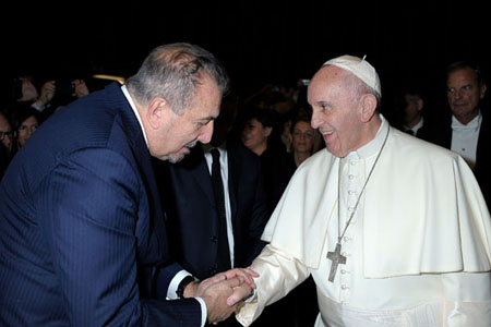 ローマ法王フランシスコと面会をするBoragno会長兼社長（左）