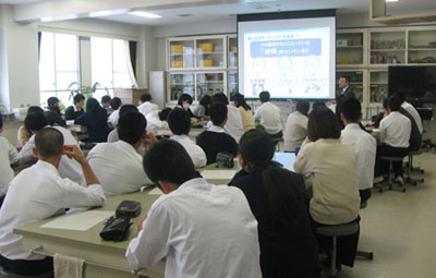 人事部岡田課長の授業を受講する生徒たち