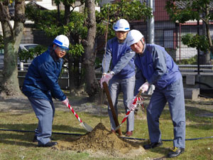 植樹の様子(左から福田工場長、井町よしたか岡崎市議、岡崎労組清水支部長)