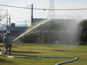加工糸生産課消火班による放水訓練
