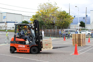 長いフォーク(爪)で慎重にコースを回ります