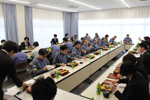 記念昼食会の様子