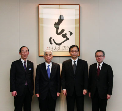 左から和田常任理事、日覺社長、特許庁の伊藤長官および小柳特許技監