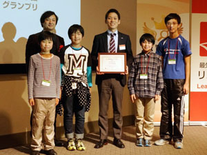 宣伝課の半谷課長と、小学生審査員たち