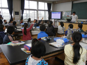 工務保全課の福家部員による初めての出張授業(愛宕小学校)