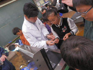印材技術課の川中部員による 初めての出張授業(矢作北小学校)