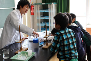 　2月10日、愛知県東海市立大田小学校において5年生2クラス(58人)を対象に、「水のろ過と地球環境を考える」を題材に理科実験教室を開催しました。 　学校の先生と共同で授業を進めることから、先生と東レ社員の呼吸が重要となるため、事前練習で総務課員が先生役を演じ何度も練習しました。 　当日、子供たちは初めて見る中空糸膜の実験器具を使い、ろ紙ではろ過できない色水が中空氏膜でろ過できることに大変な驚きを感じていました。また、子供たちのアンケートからは、「逆浸透膜がもっと広がり水不足問題が解決すればいいな」などの感想もあり、理科の楽しさだけでなく、社会や世界にも目を向けていただけました。なお本教室の様子は大田小学校のホームページでも紹介され、子供たちだけではなく、保護者の方々にも東レの魅力を伝えることができました。 　今後も理科実験教室を通じて考えることの楽しさ、新しいことを発見する喜びを一緒になって感じ伝えていきます。