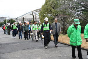 正門からグラウンドへの経路を確認