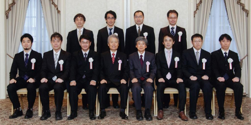 榊原会長、清水選考委員長（前列左から4人目、5人目）と10人の助成金受領者