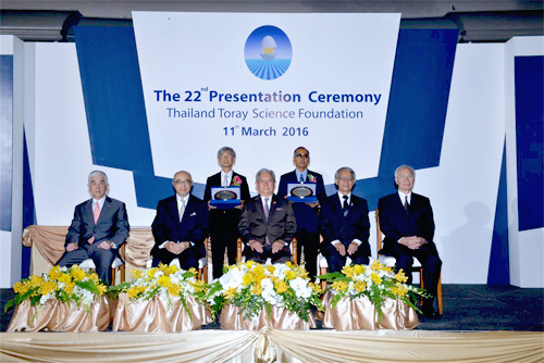科学技術賞受賞者（後列）と、（前列左から）日覺社長、佐渡島大使、Surayud議員、Yongyuth博士、Yodhathai博士