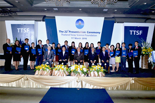 科学技術研究助成金受賞者（後列）と、（前列左から）日覺社長、佐渡島大使、Surayud議員、Yongyuth博士、Pairash Thajchayapong博士