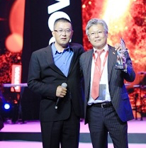 Lenovo社の楊CPO(左)と溝渕部門長(右)