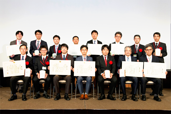 受賞者代表一同(前列左から2番目から順に、岡部研究員、中辻主部、木村所長、志村研究員)