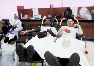 献血活動に参加する従業員