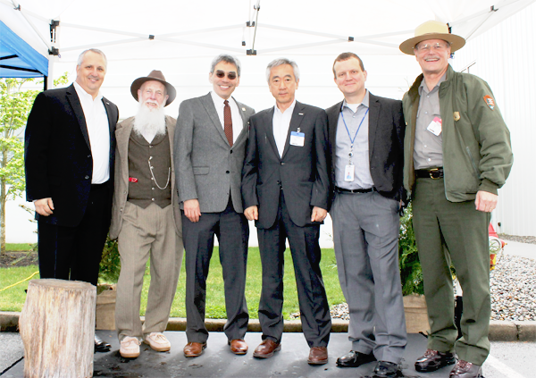 (左から) TCA社の Frett社長、Lee Stetson氏、米国国立公園基金上席アドバイザーDan Sakura氏、吉永アメリカ地区全般統括、TCA社Kirk取締役、マウント・レーニア国立公園所長Randy King氏