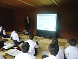 真剣に話を聞く中学生の皆さん