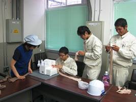 東洋サービスの澤井課長の指導の下、パンティーストッキング縫製体験を行いました