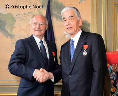 フランス共和国オルテズ市名誉市長であるルネ・リカレル氏から勲章を授与された日覺社長 フランス共和国オルテズ市名誉市長であるルネ・リカレル氏から勲章を授与された日覺社長
