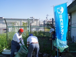 河川付近のゴミを手分けして拾い集めました