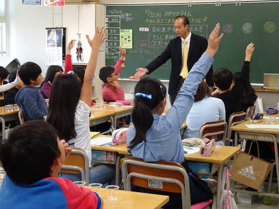 講義する青柳課長と授業に熱心な子供たち