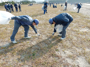 塩屋海岸での清掃活動の様子