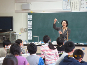 実験の説明をする高橋課長