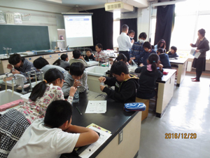 実験に集中する子供たち