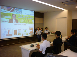 会社概要を説明する前川副社長