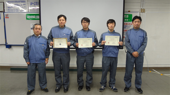 宮石工場長（左端）と新たにベルトホルダーとなった3人
