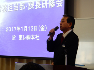 挨拶をされる枡田専務２