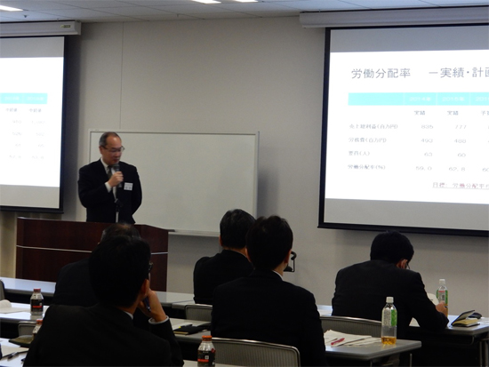 事例発表をする東レACSの張替企画管理部長