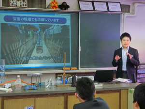 水処理膜の活用について説明する長谷川さん