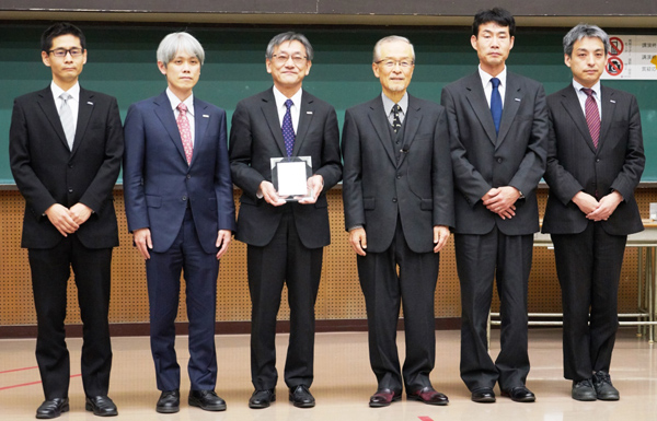 写真：平成28年度・29年度日本化学会会長 山本 尚 氏（右から3番目）と弊社受賞者5名