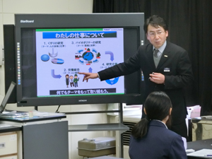 自身のｷｬﾘｱについて話す山根主席