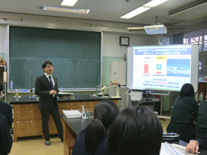 炭素繊維による航空機の軽量化を説明