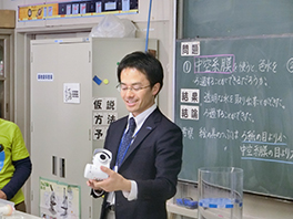 サンプルで説明をする青木主部