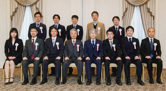 榊原会長、榊選考委員長（前列左から4人目、5人目）と11人の助成金受領者