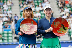 昨年大会シングルス優勝のキャロライン・ウォズニアッキ選手(右)と準優勝の大坂なおみ選手(左)