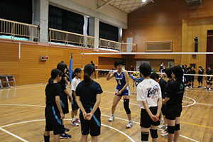 レシーブ姿勢を教える峯村選手