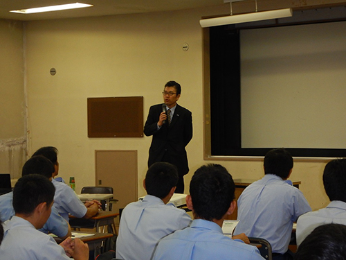 挨拶をする中島課長