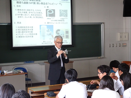 膜のサンプルを使い原理を解説する辺見理事