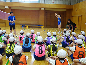 選手のお手本演技を見せ解説する勝野さん