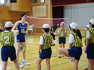 子供の目線に合わせ指導をする伊藤選手