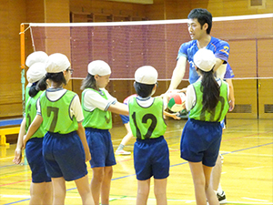 アンダーパスの指導をする富松選手