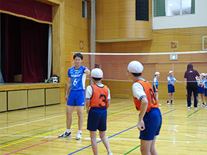 笑顔で指導する渡辺選手