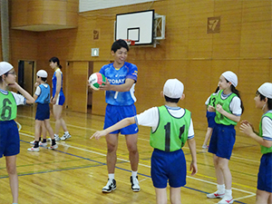 峯村選手のアドバイスを受ける児童